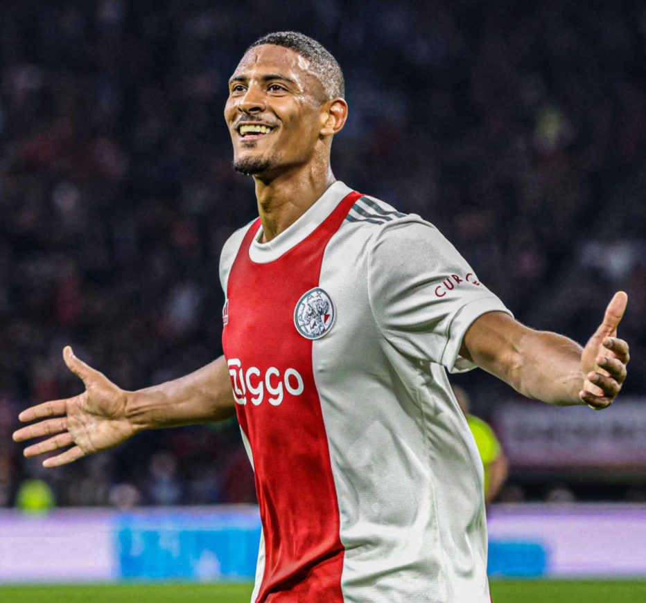 年仅二十出 年仅二十出